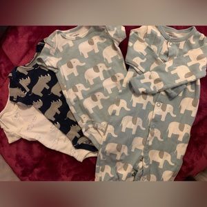 🍼🍼🍼Boy Carter sleeper and 3 onesies Most never been worn.  No stains. 3 mths